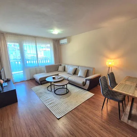 Melania In Complex Royal Towers דירה