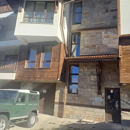 Melania In Complex Royal Towers בנסקו