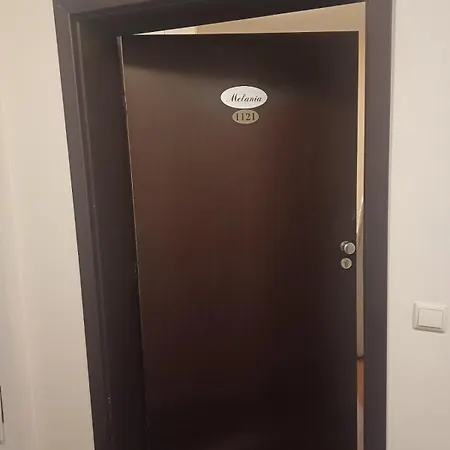 Melania In Complex Royal Towers בנסקו