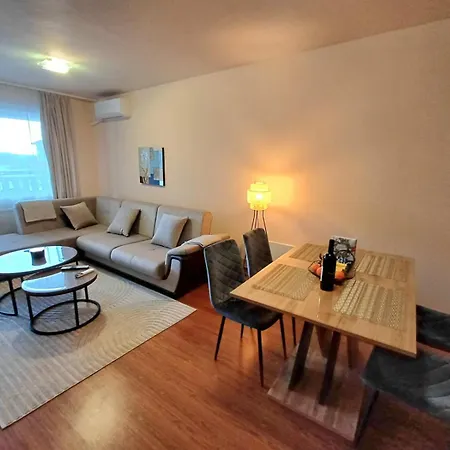 Melania In Complex Royal Towers *