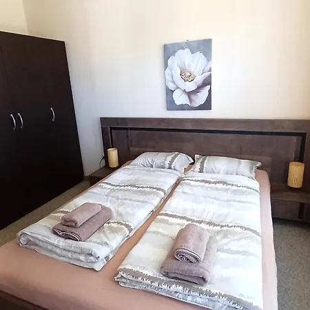 Melania In Complex Royal Towers