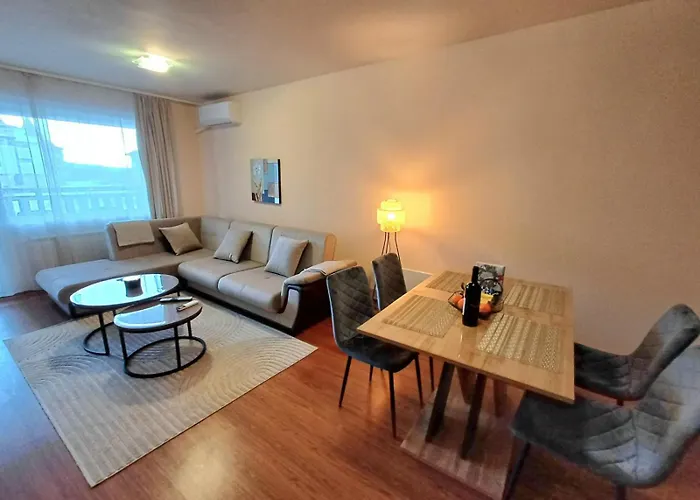 Melania In Complex Royal Towers *